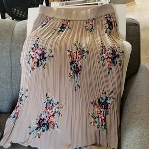 Pleated skirt. New